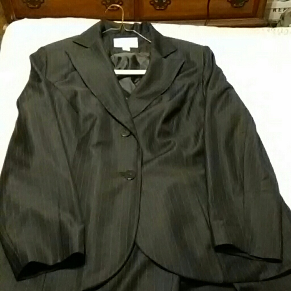JH Collection women's 2 piece pants suit